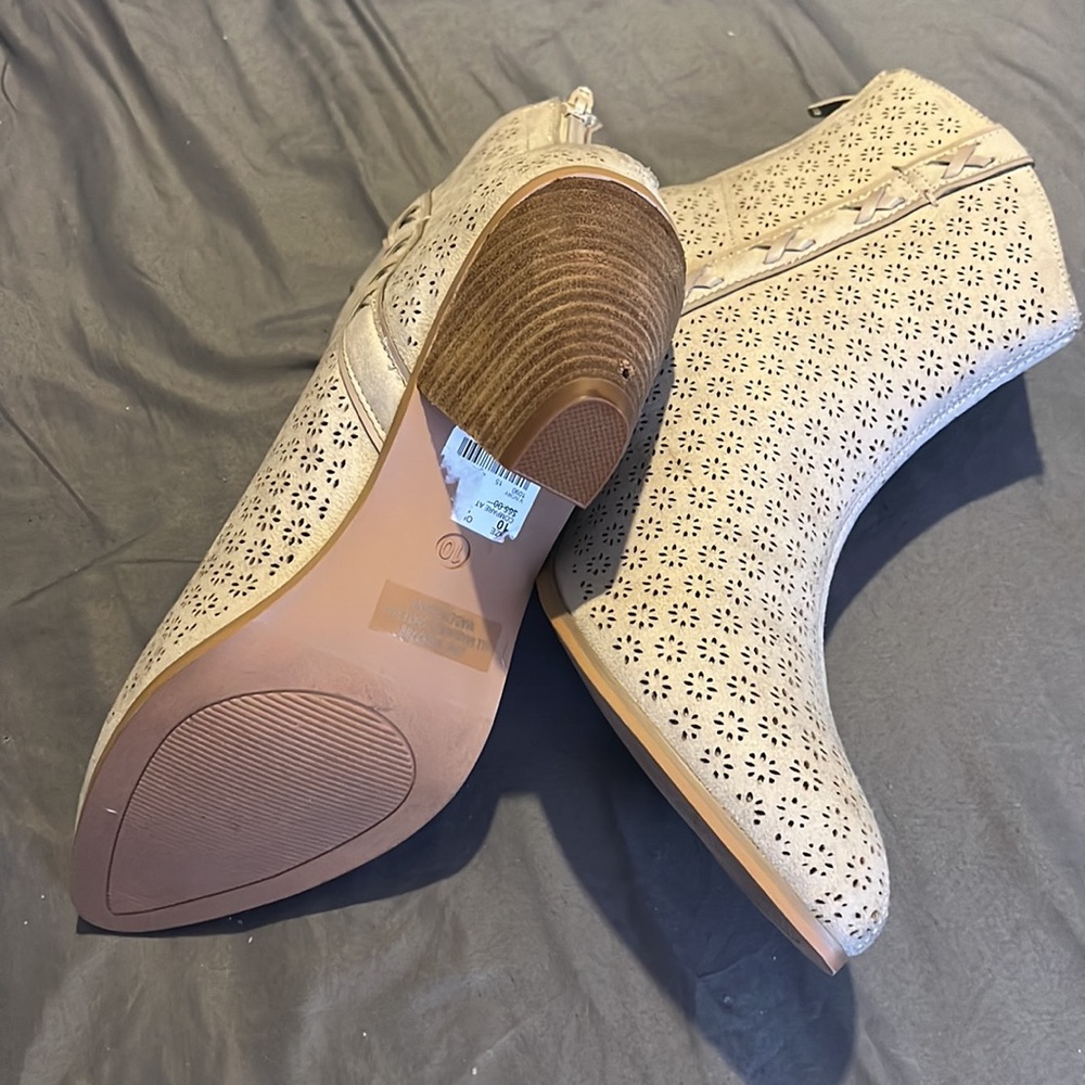 Boots - Picture 3 of 3